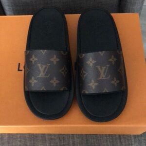 Authentic LV slides size 38